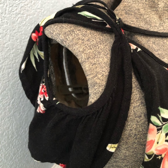 Black flowered romper - Picture 4 of 4